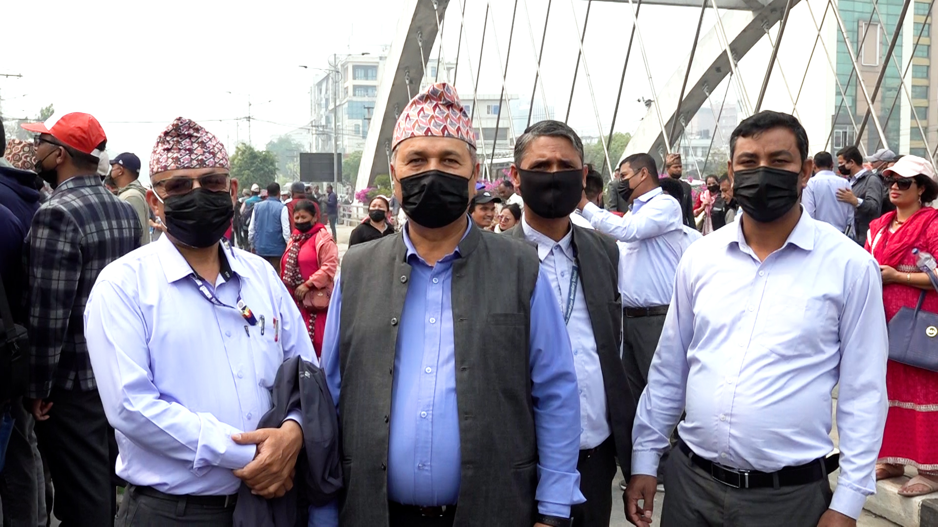 मुखमा कालो मास्क लगाएर शिक्षकहरूले गरे मौन प्रदर्शन