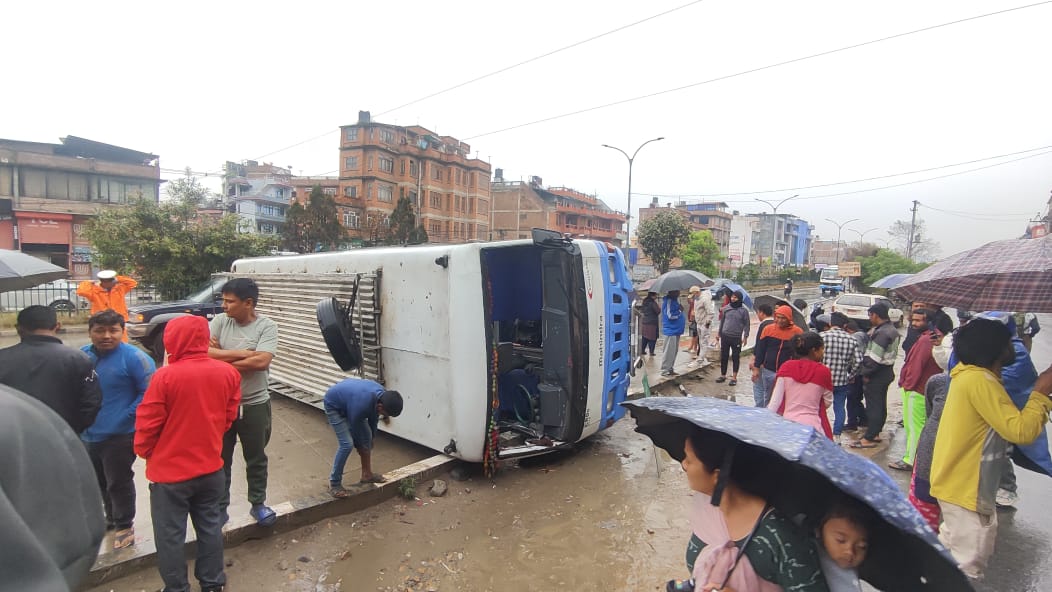एकाविहानै दुर्घटनाको खबर, भक्तपुरमा पल्टियो गाडि, दुईजना घाईते