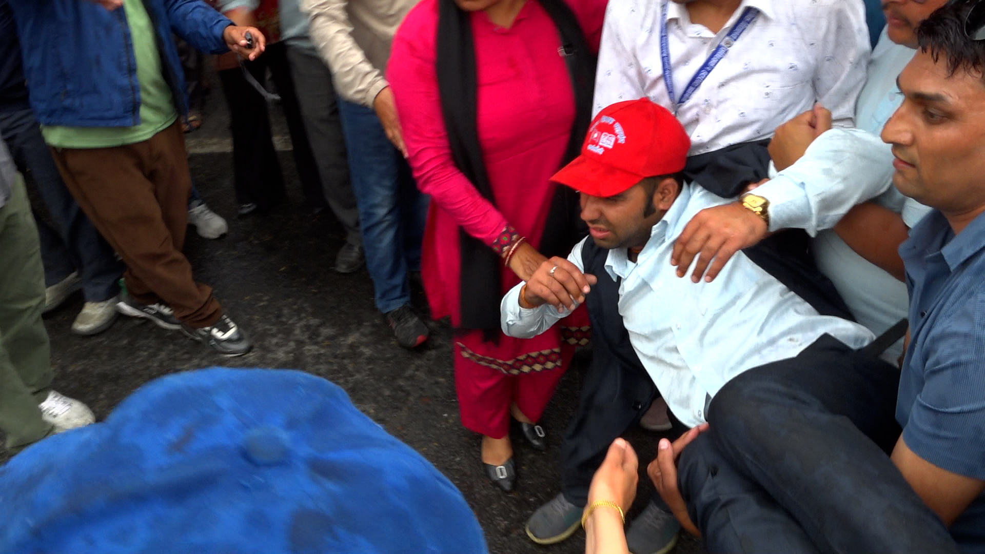 बानेश्वरमा शिक्षक र प्रहरीबीच झडप, शिक्षकहरु घाइते