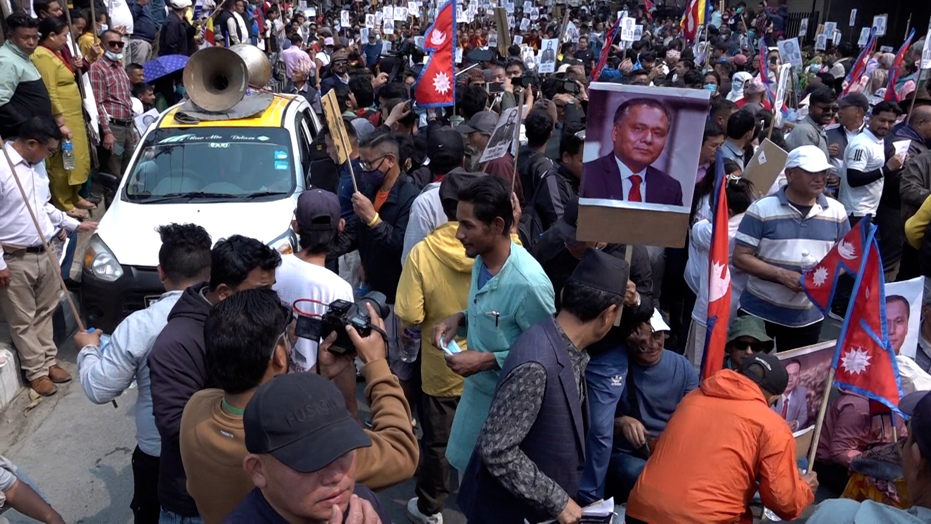 सडकबाट समर्थकहरुको आवाज : ‘देशको शान कुलमान घिसिङ’