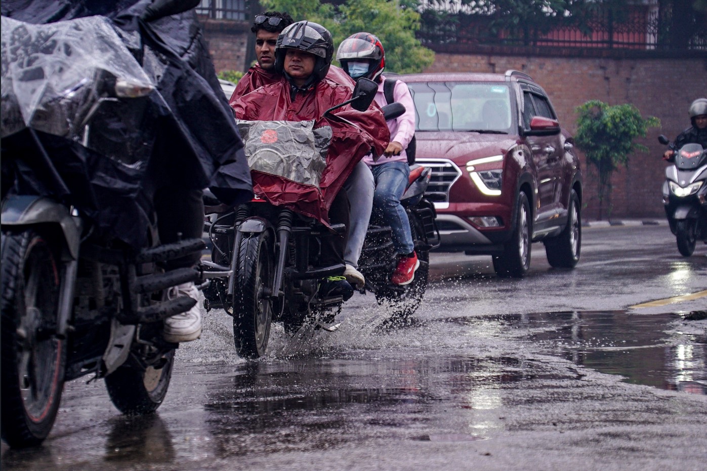काठमाडौं, भक्तपुर र ललितपुरमा हावाहुरी र चट्याङसहित वर्षा