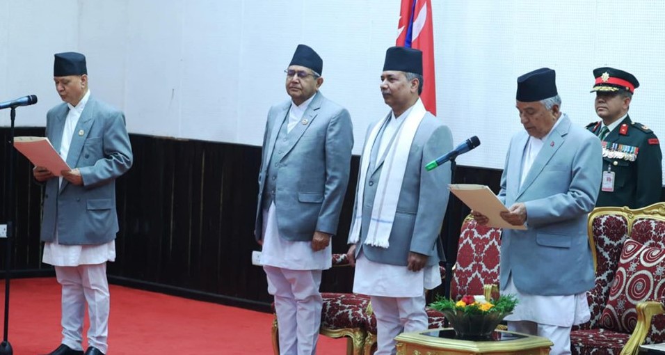 नवनियुक्त शिक्षामन्त्री रघुजी पन्तले लिए शपथ