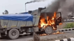 विराटनगरमा गुडिरहेको टिपरमा लाग्यो आगो