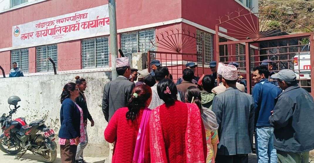 खाँडाचक्रका शिक्षकहरु आन्दोलित, दिनभर नगरपालिका घेराउ