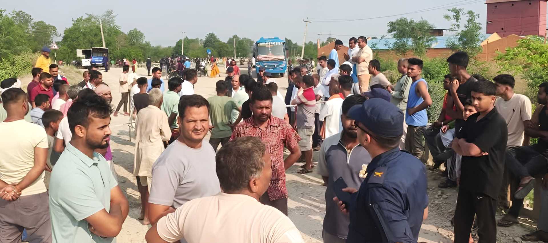 अधूरो पुल निर्माणको माग गर्दै जनकपुर-ढल्केवर सडकमा चक्काजाम