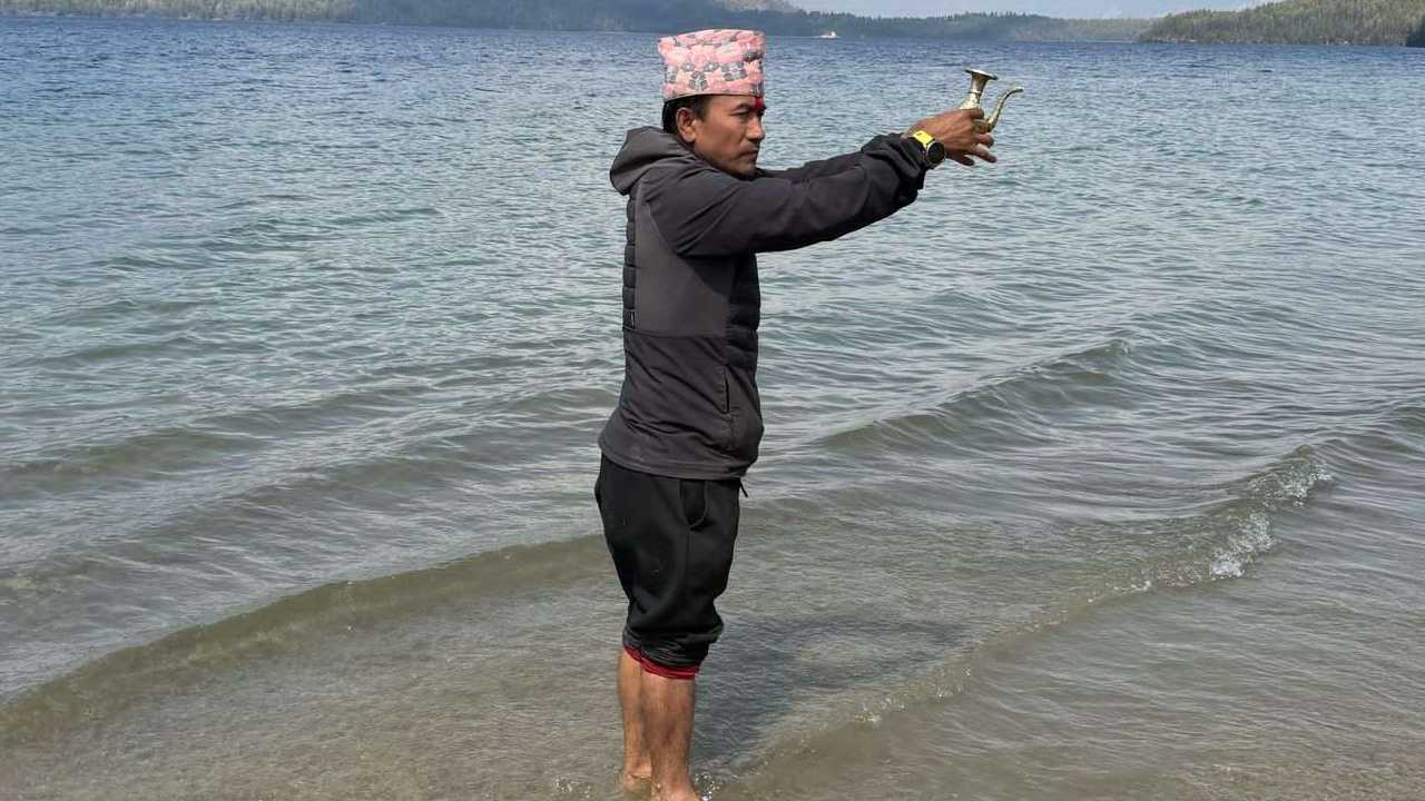 कर्णाली र राराको पानी बोकेर अक्कल बोहरा सगरमाथा आरोहणमा