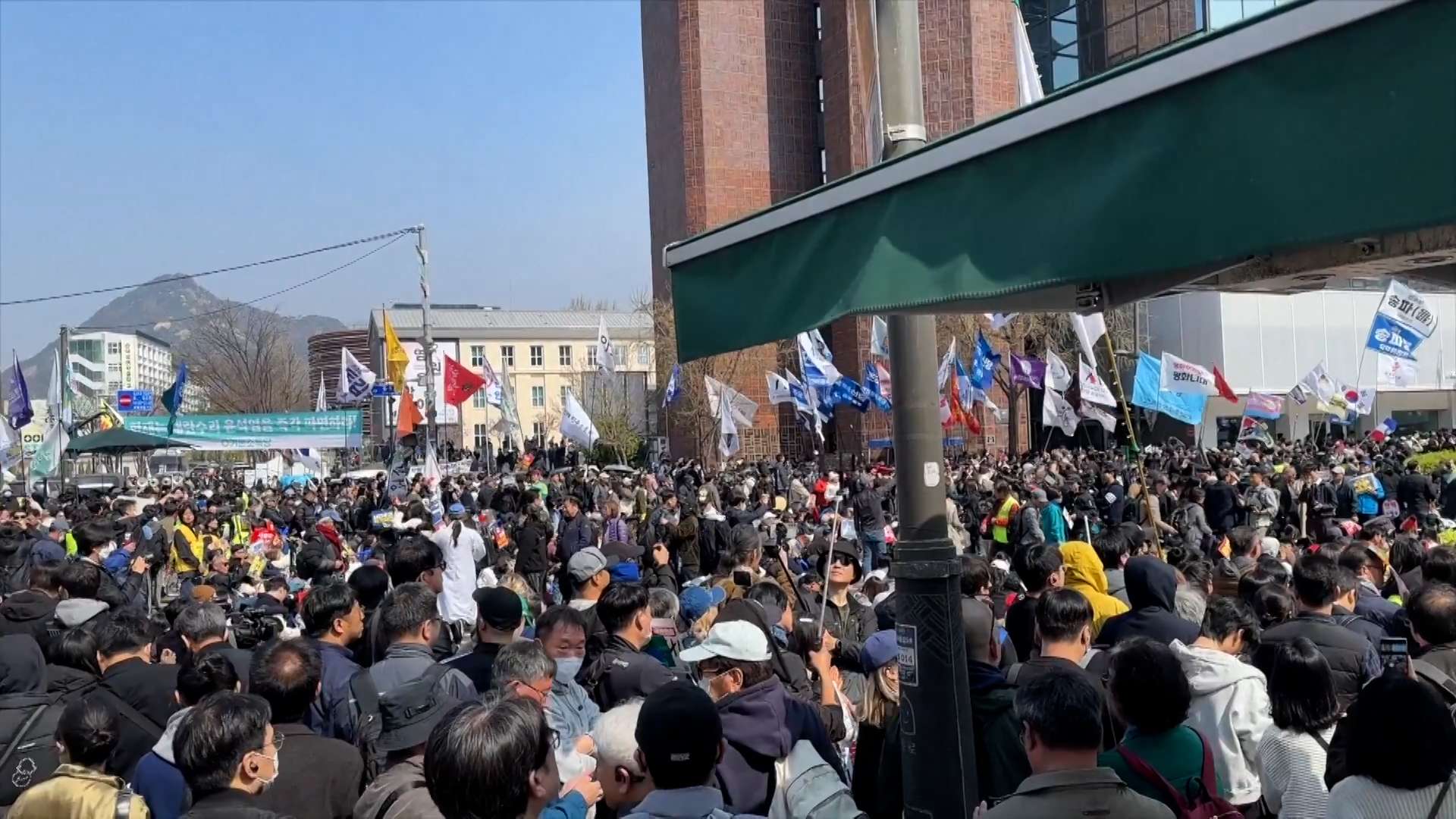दक्षिण कोरियामा अदालतको फैसलाप्रति पक्ष र विपक्षमा प्रदर्शन