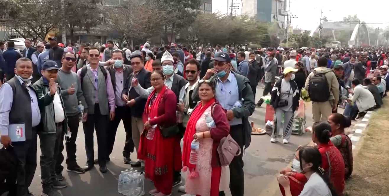 सट्ठी बजाउँदै शिक्षकहरूको प्रदर्शन