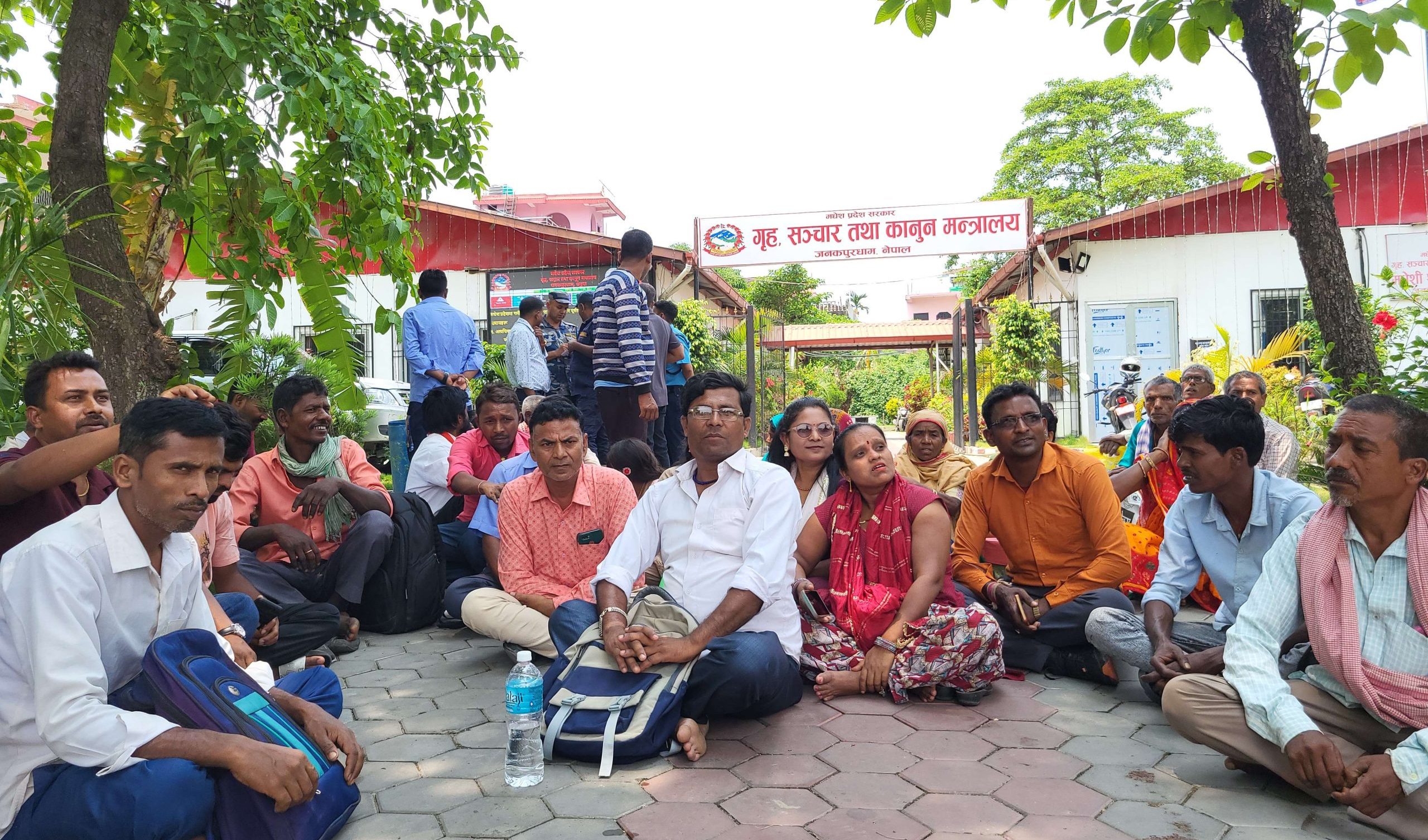 सहिद परिवारका सदस्यहरु गृहमन्त्रालय अगाडि धर्नामा