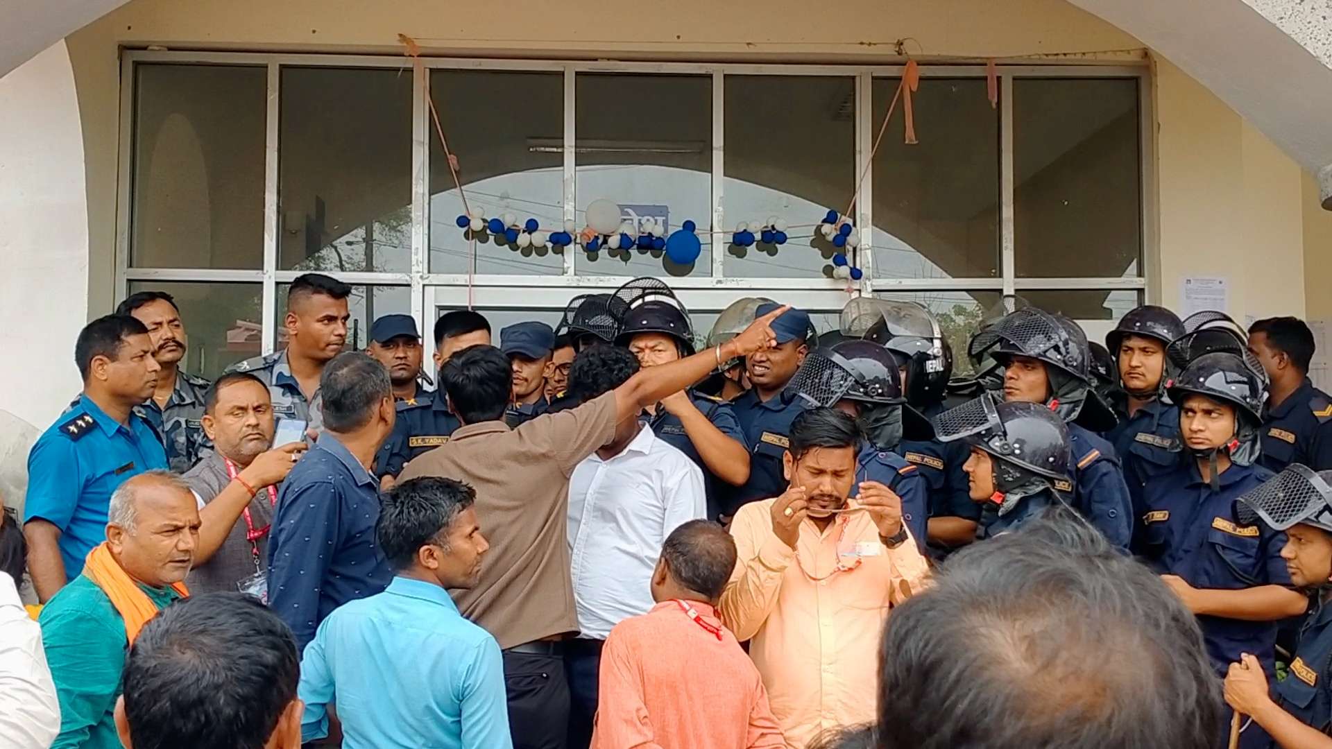 एमाले धनुषा अधिवेशनमा झडप, अवस्था तनावग्रस्त