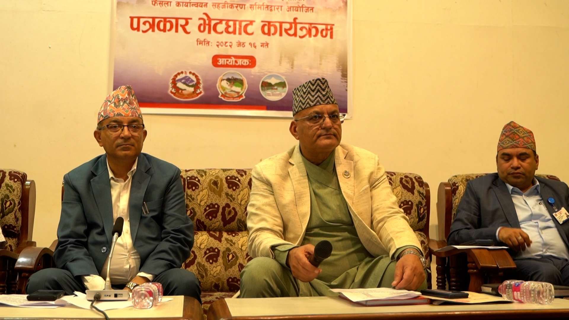 फेवातालको पुनः नापजाँच गरी यथार्थ अवस्था बारे विवरणहरू लिँदै