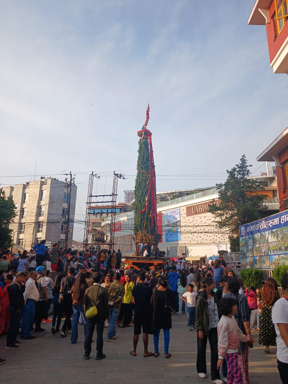 रातो मच्छिन्द्रनाथको रथयात्रा हेर्न विदेशी पाहुना पुल्चोकमा, निम्ता दिएकोमा खुशी हुँदै दिए धन्यवाद