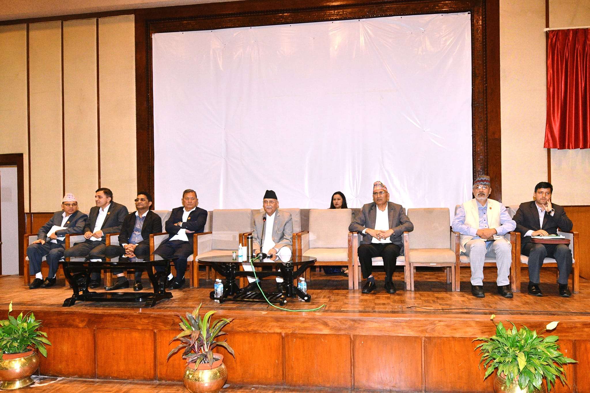 नेकपा एमाले संसदीय दलको बैठक बस्दै