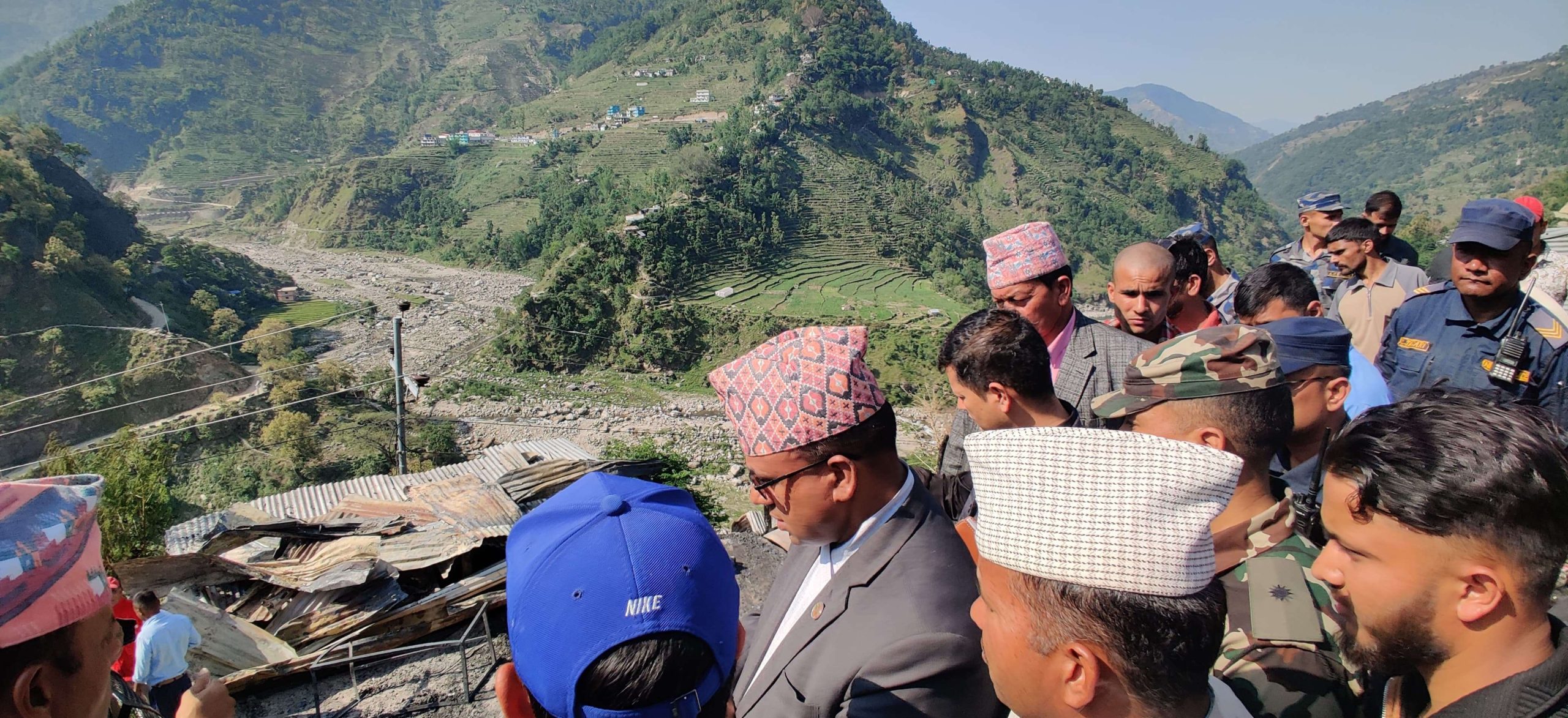 मन्त्री पाण्डेले गरे आगलागीबाट नष्ट बाम्का बजार क्षेत्रको निरीक्षण