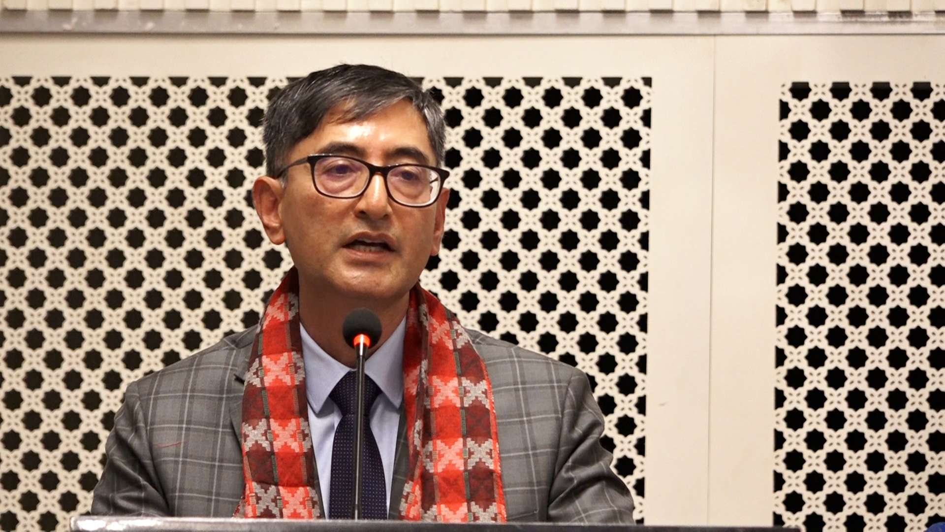 बेरोजगारीको चपेटामा नेपाल, युवाको विदेश पलायन बढ्यो : डा.श्रेष्ठ