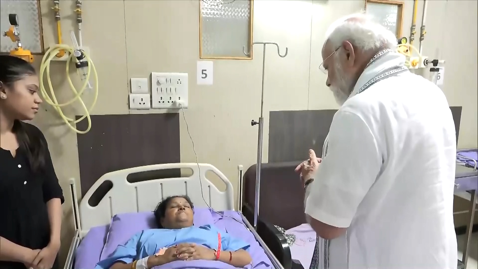 मोदीले भेटे विमान दुर्घटनाका घाइते, घट्नाको पारदर्शी अनुसन्धान गर्ने प्रतिवद्धता