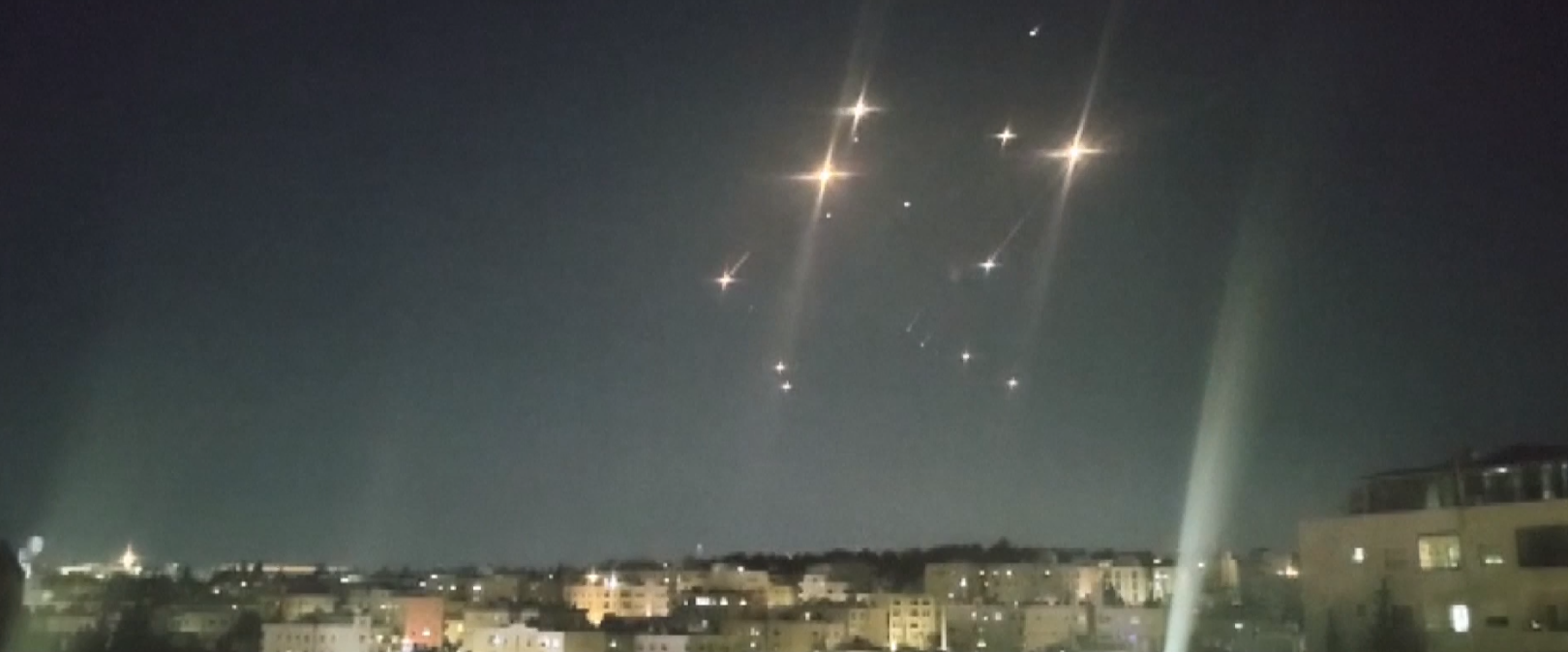 इरान र इजरायल बिच एक अर्काविरुद्ध क्षेप्यास्त्र र ड्रोनको वर्षा