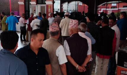 प्रतिष्ठानको दही चिउरा कार्यक्रममा कांग्रेस नेताहरुको भीड