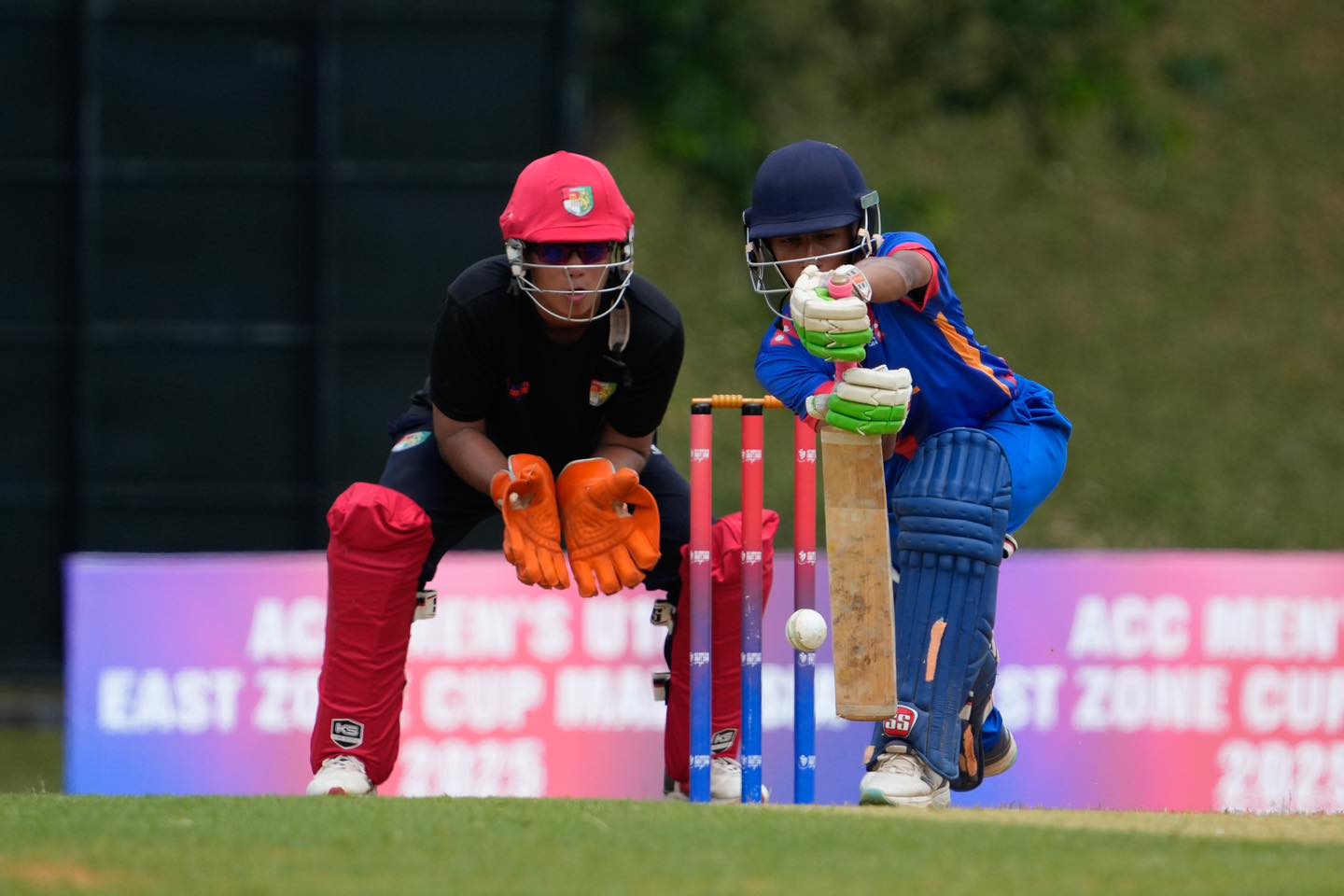 एसीसी यू–१६ क्रिकेटको दोस्रो खेलमा जापानविरुद्ध बलिङ गर्दै नेपाल