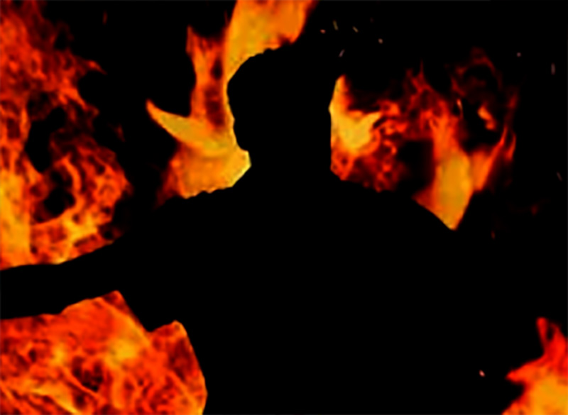 श्रीमानसँगको झगडापछि आफ्नै चिया पसलमा आगो लगाएर भागिन् श्रीमती