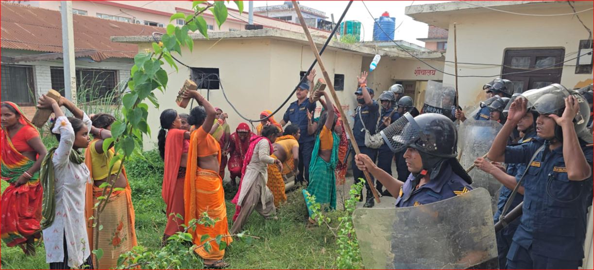 सिरहा अस्पतालमा बालकको मृत्युले तनावस् झडपमा १० घाइते, चिकित्सकमाथि लापरवाहीको आरोप