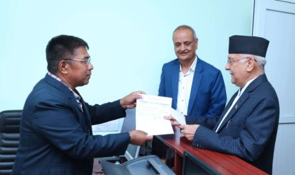 अध्यक्ष ओलीले तिरे एमालेको लेबी