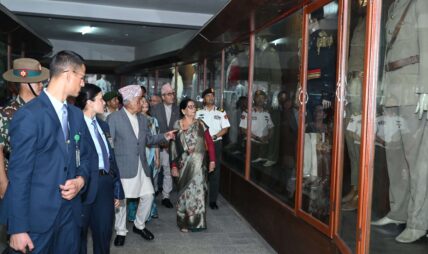 राष्ट्रपतिले गरे राष्ट्रिय संग्रहालय र नेपाली सेनाको सैनिक संग्रहालयको अवलोकन