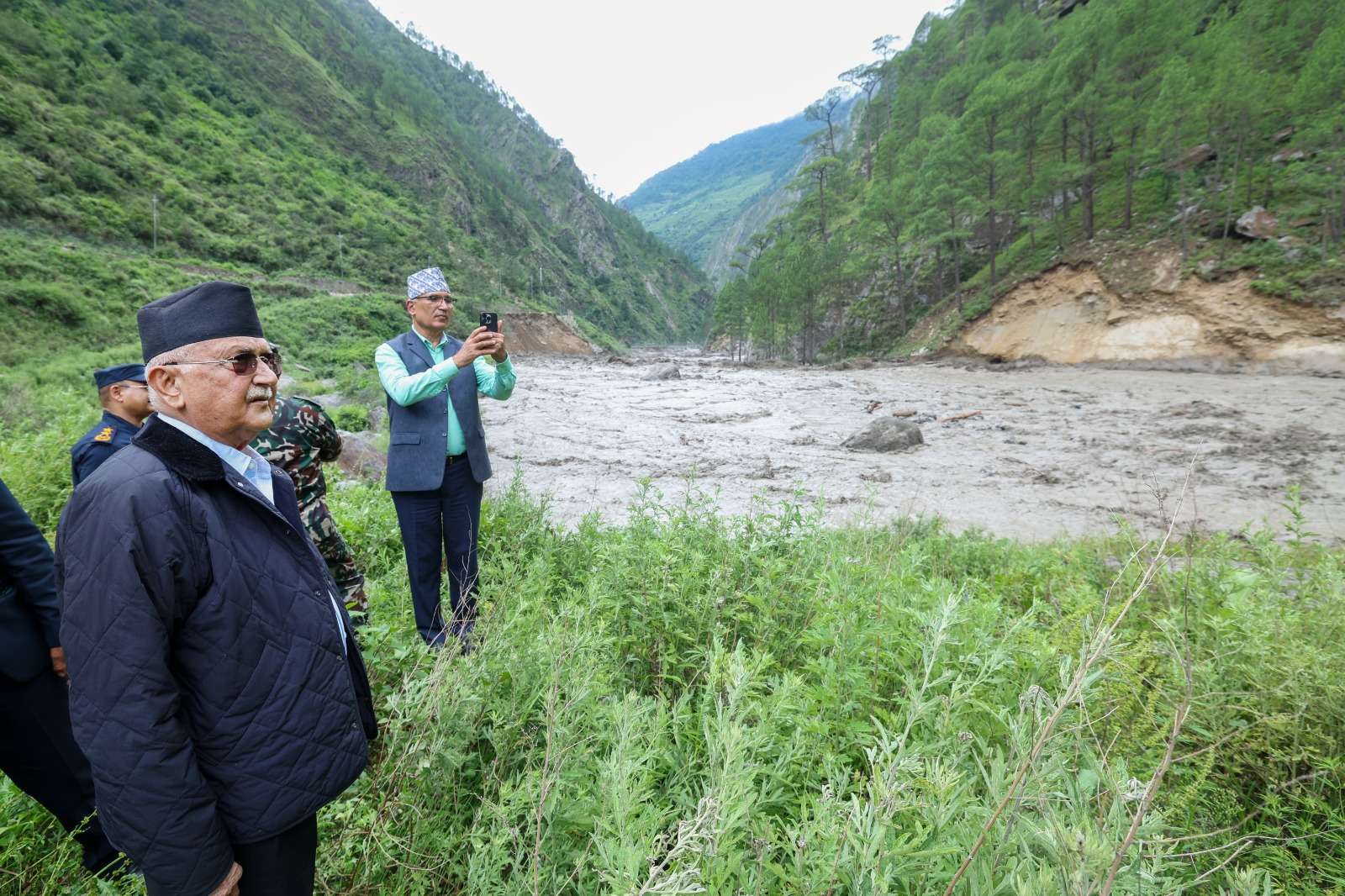प्रधानमन्त्री ओलीबाट रसुवा र नुवाकोटको बाढी प्रभावित क्षेत्रको अवलोकन