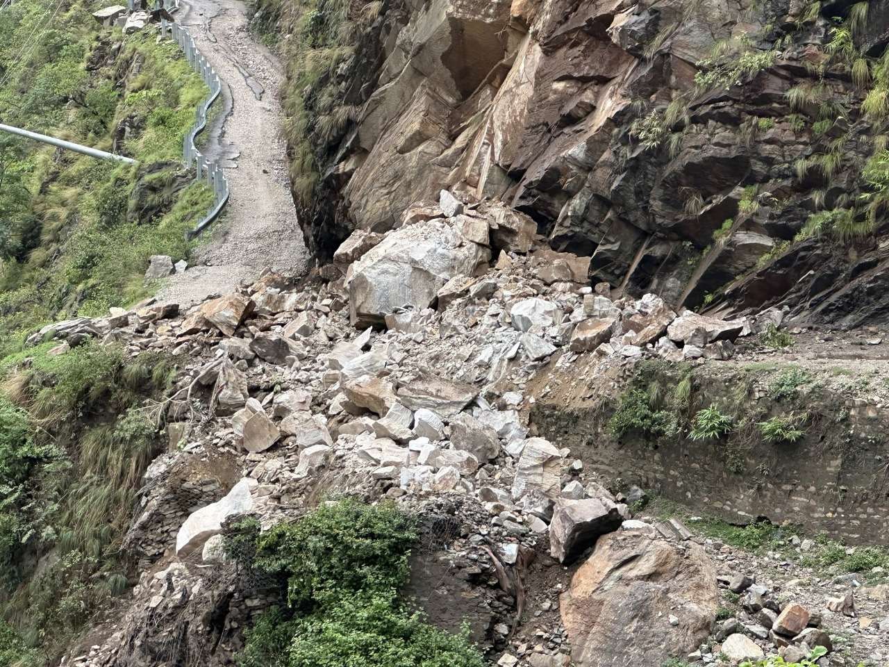 कर्णाली चार ठाउँमा सडक अवरुद्ध