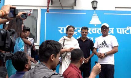 मनिषा कोइरालाद्वारा रवि लामिछानेको समर्थनमा हस्ताक्षर