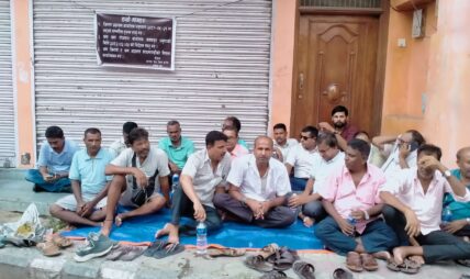 एभरेष्ट पेपर मिलका मजदुर आन्दोलित, सञ्चालककै घरअगाडि बसेर प्रदर्शन