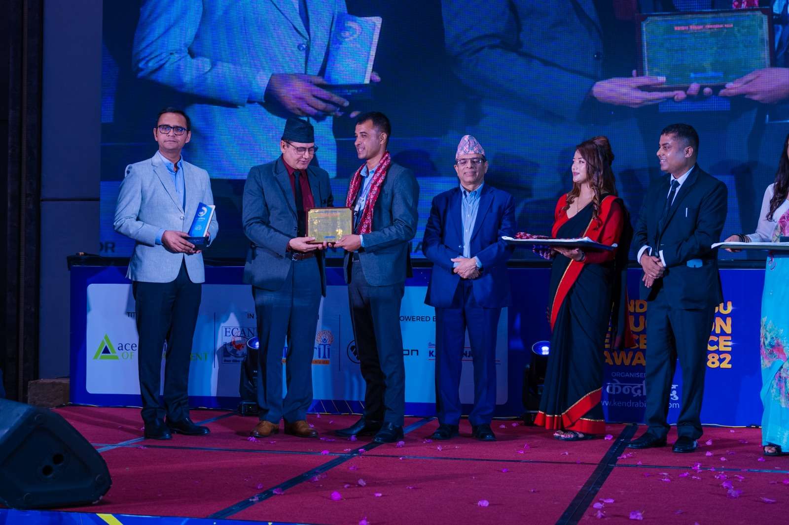 ‘केन्द्रबिन्दु एजुकेसन एक्सिलेन्स अवार्ड २०८२’ सम्पन्न, शिक्षा क्षेत्रमा योगदान पु¥याउने संस्था र व्यक्तित्वहरू सम्मानित