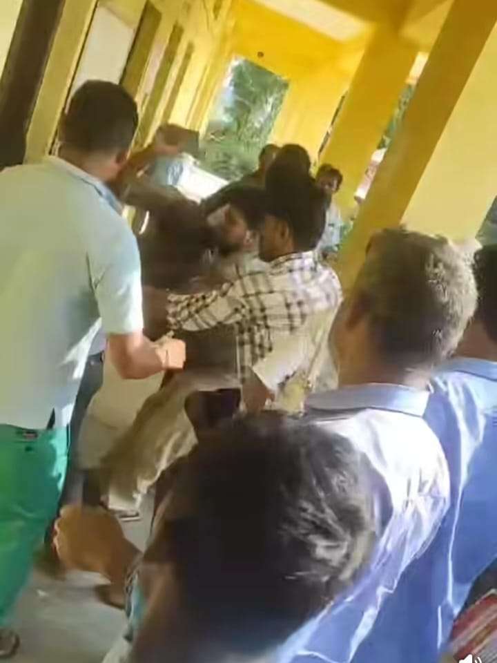 शिक्षकले छात्रालाई जिस्काएपछि विद्यालय तोडफोड