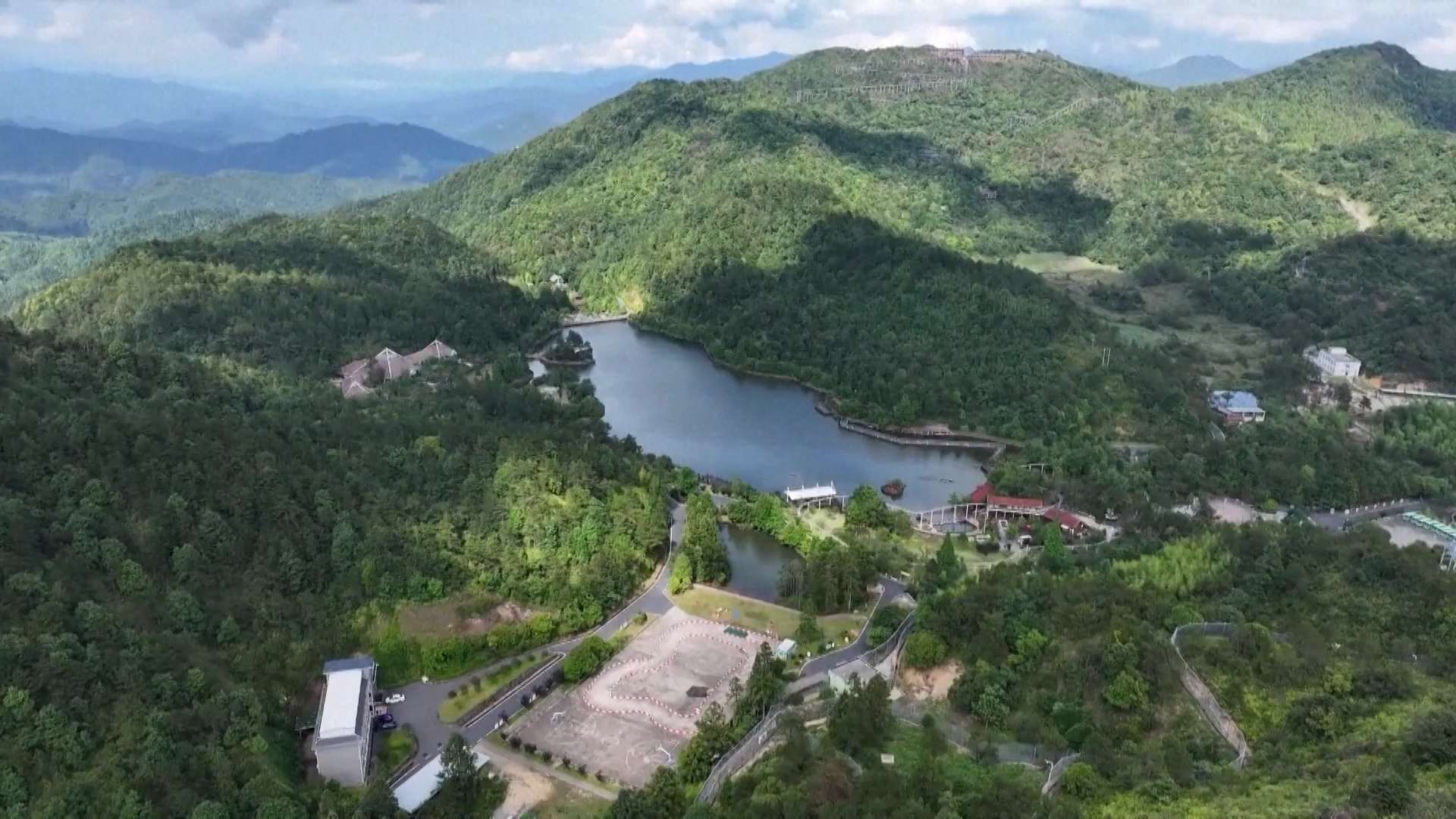 दुर्लभ दृश्य हेरेर बाघ अनुसन्धान केन्द्रमा रमाउँछन पर्यटक दुर्लभ दृश्य हेरेर बाघ अनुसन्धान केन्द्रमा रमाउँछन पर्यटक