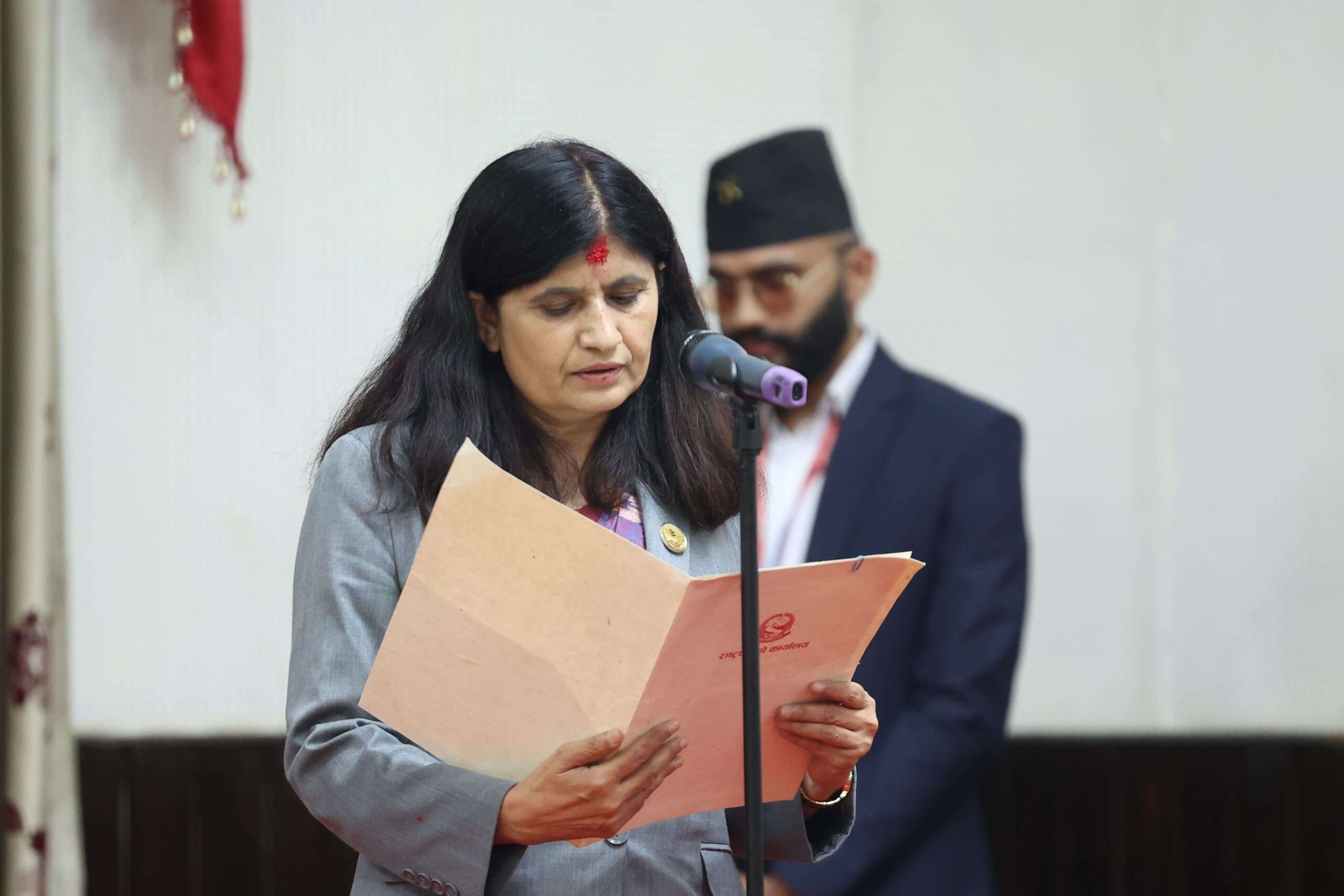 नवनियुक्त सामान्य प्रशासन मन्त्री न्यौपानेदवरा पद तथा गोपनियताको सपथ ग्रहण
