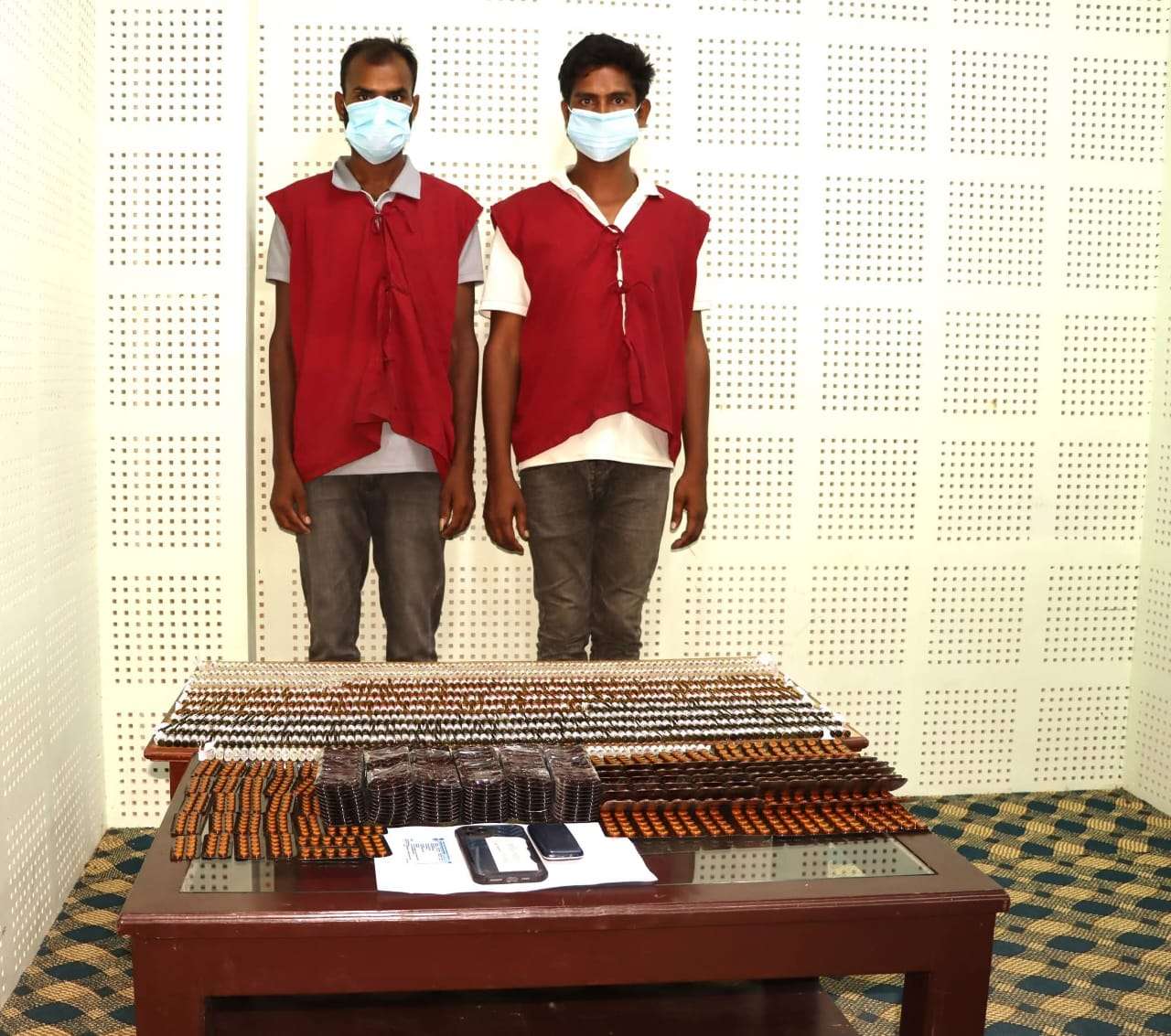 लागूऔषध एम्पुल र ट्याब्लेटसहित दुई जना पक्राउ