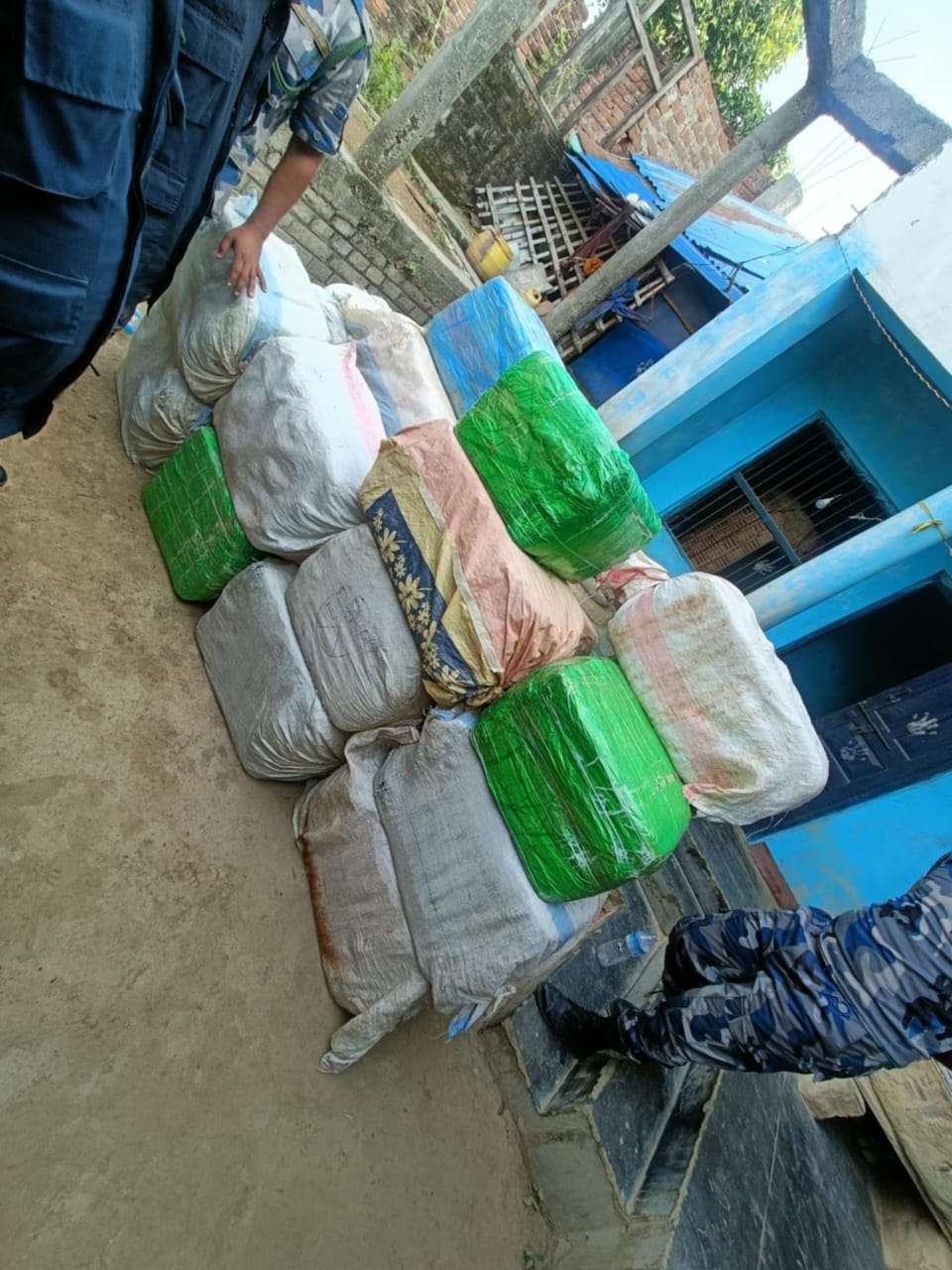 सिरहाको एक घरबाट ७१७ किलो गाँजा बरामद, घरधनी फरार