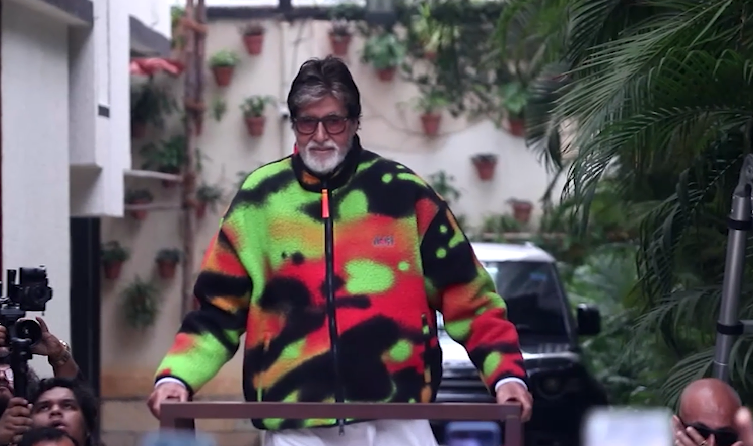 अमिताभ बच्चनको निवासअघि प्रशंसकहरूले गरे जय जयकार अमिताभ बच्चनको निवासअघि प्रशंसकहरूले गरे जय जयकार