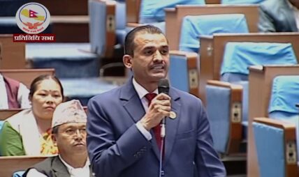 सरकारी कार्यक्रममा निलम्बनमा परेकाहरु उपस्थिती हुनु संसदको अवमूल्यन हो : माधव सापकोटा