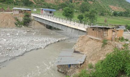 रामेछापको भटौली खोलाको पुल कटानको जोखिममा, संरक्षण नगरे बगाउने खतरा