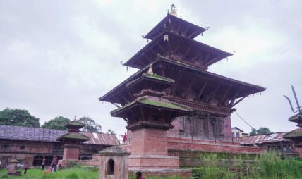 रोटरी क्लब अफ त्रिपुरेश्वरद्वारा त्रिपुरेश्वर महादेव मन्दिर सरसफाई (फोटो फिचर)