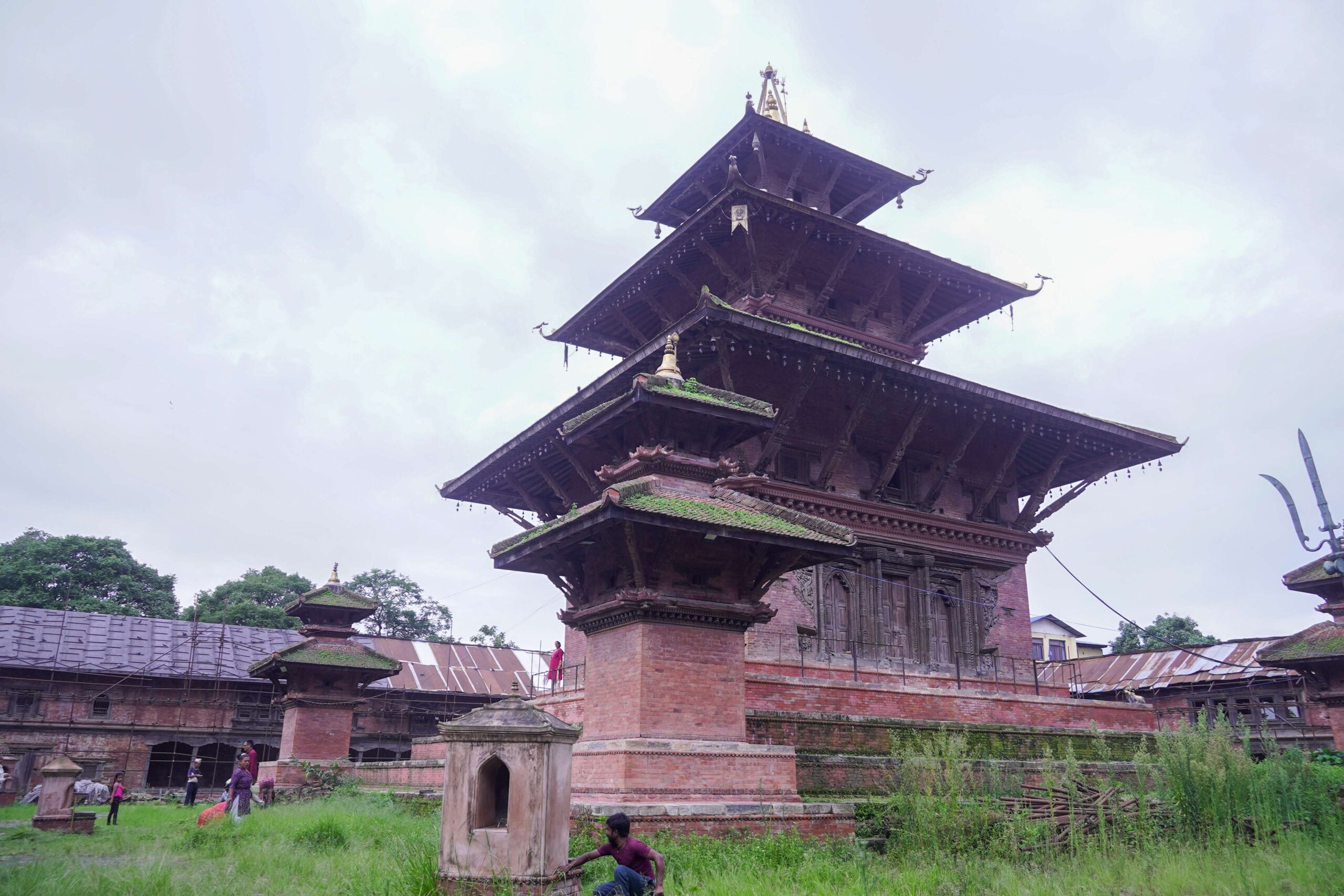 रोटरी क्लब अफ त्रिपुरेश्वरद्वारा त्रिपुरेश्वर महादेव मन्दिर सरसफाई (फोटो फिचर)