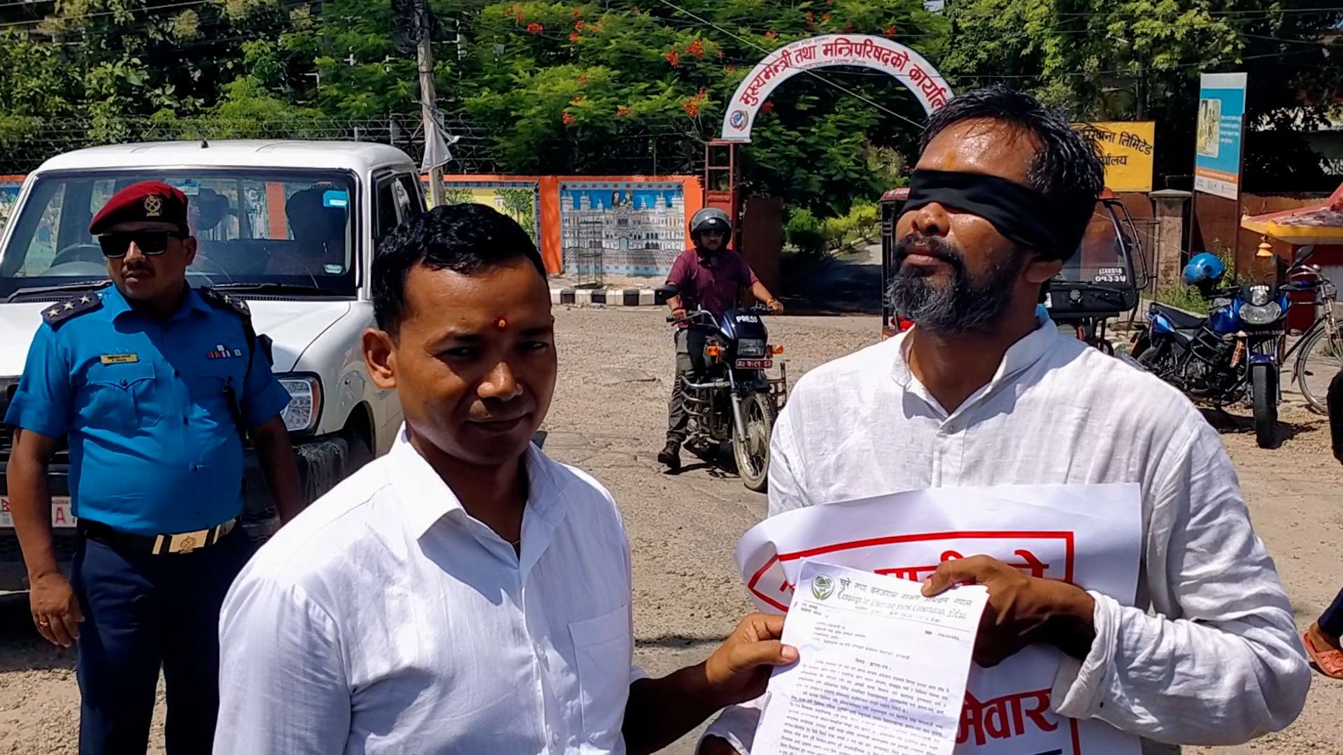 विरोधको अनौठो शैली : आँखामा कालोपट्टी बाँधेर नगर परिक्रमा