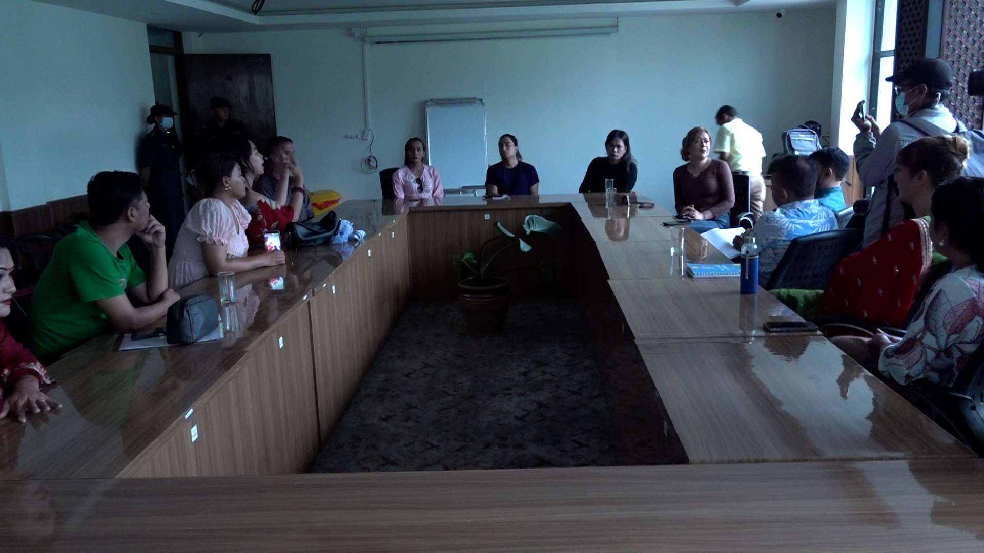 भ्रष्टाचार र विकृति फैलाएको भन्दै ब्लु डाइमन्ड सोसाइटीको कार्यालय घेराउ