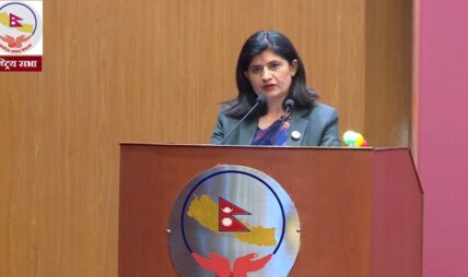 नवनियुक्त सामान्य प्रशासन मन्त्री न्यौपानेले सपथ लिँदै