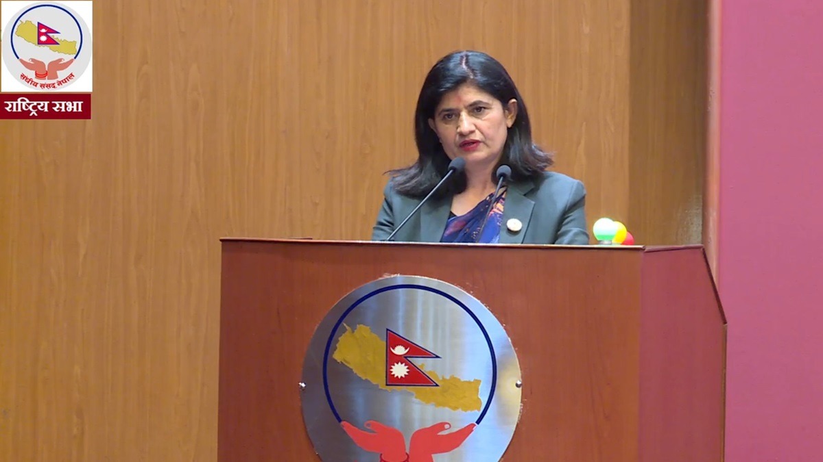 नवनियुक्त सामान्य प्रशासन मन्त्री न्यौपानेले सपथ लिँदै