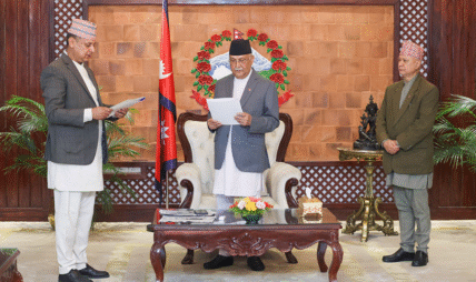 त्रिभुवन विश्वविद्यालयका उपकुलपति डा . दीपक अर्यालले लिए प्रधानमन्त्री समक्ष सपथ ग्रहण