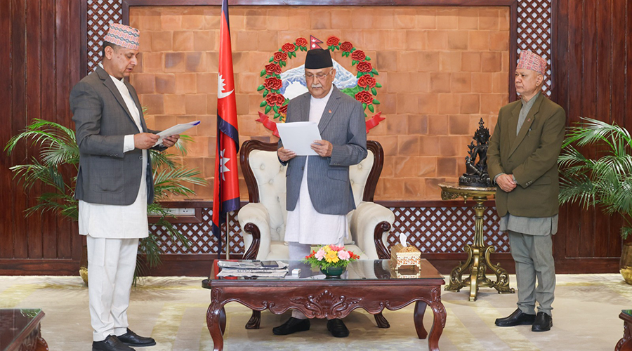 त्रिभुवन विश्वविद्यालयका उपकुलपति डा . दीपक अर्यालले लिए प्रधानमन्त्री समक्ष सपथ ग्रहण