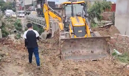 काठमाडौं महानगरपालिकाले जेसीबीको माटो खसालेर सडकमा धुलो गरेपछि ५० हजार जरिवाना तिरायो