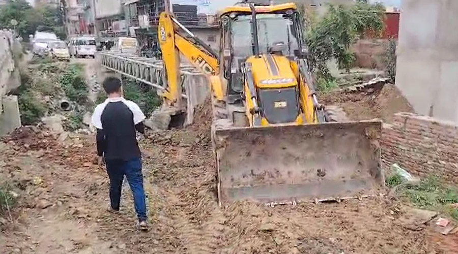 काठमाडौं महानगरपालिकाले जेसीबीको माटो खसालेर सडकमा धुलो गरेपछि ५० हजार जरिवाना तिरायो काठमाडौं महानगरपालिकाले जेसीबीको माटो खसालेर सडकमा धुलो गरेपछि ५० हजार जरिवाना तिरायो